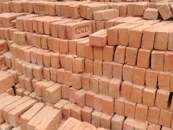 3 नंबर / अव्वल ईंट का ढेर — boundary wall grade clay bricks, NNL Bricks रेवती