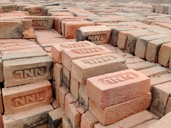 झामा / ओवरबर्न्ट ईंट — NNL मोहर लगी ज़्यादा आँच में पकी सख्त-मज़बूत लाल ईंट, नींव, सोलिंग व भराई के लिए, NNL Bricks रेवती