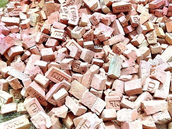 टुकड़ा / ईंट बैट का ढेर — broken brick bats for filling and PCC, NNL Bricks