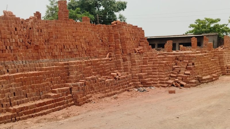 NNL Bricks का ईंट भट्ठा यार्ड, रेवती बलिया — लाल पक्की ईंट के विशाल ढेर